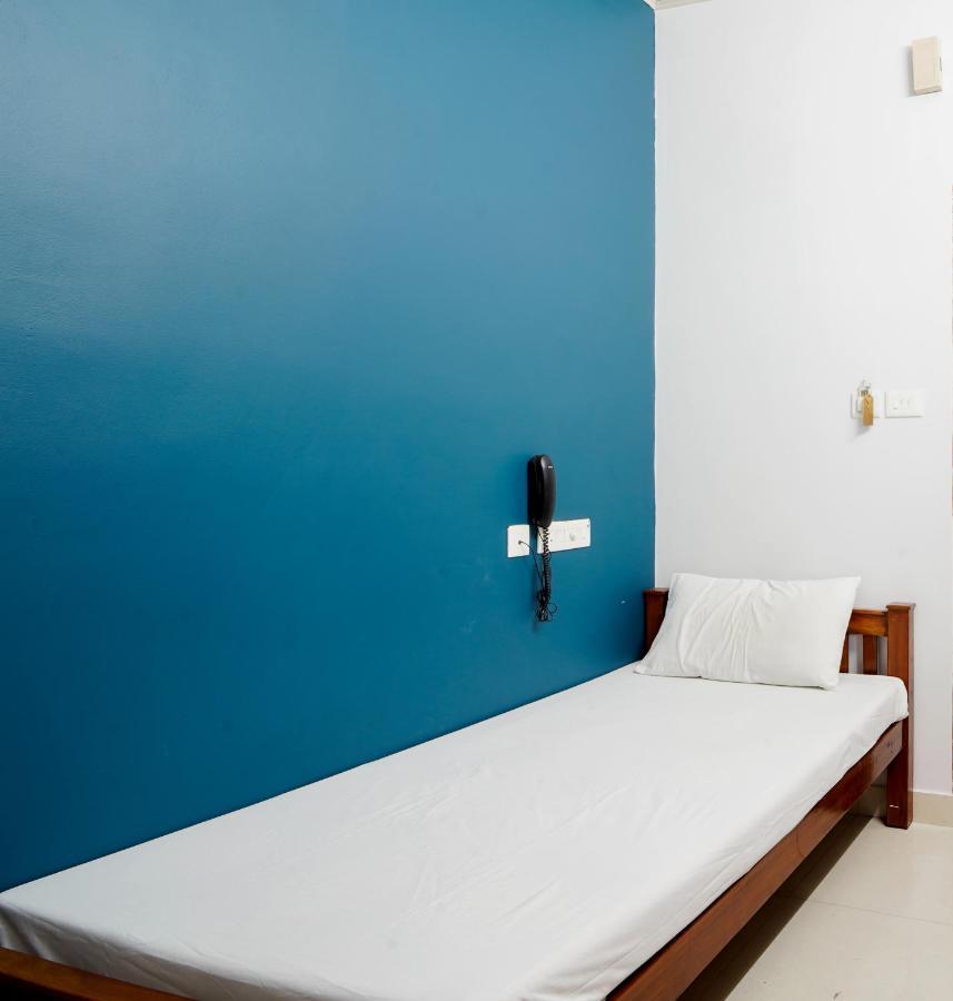 Hotel Reach Residency à Kochi Extérieur photo