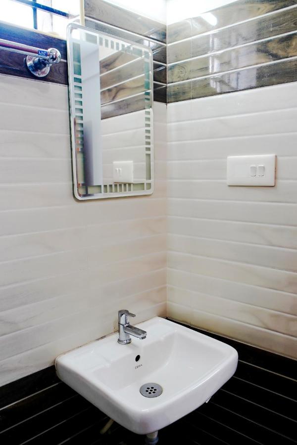Hotel Reach Residency à Kochi Extérieur photo
