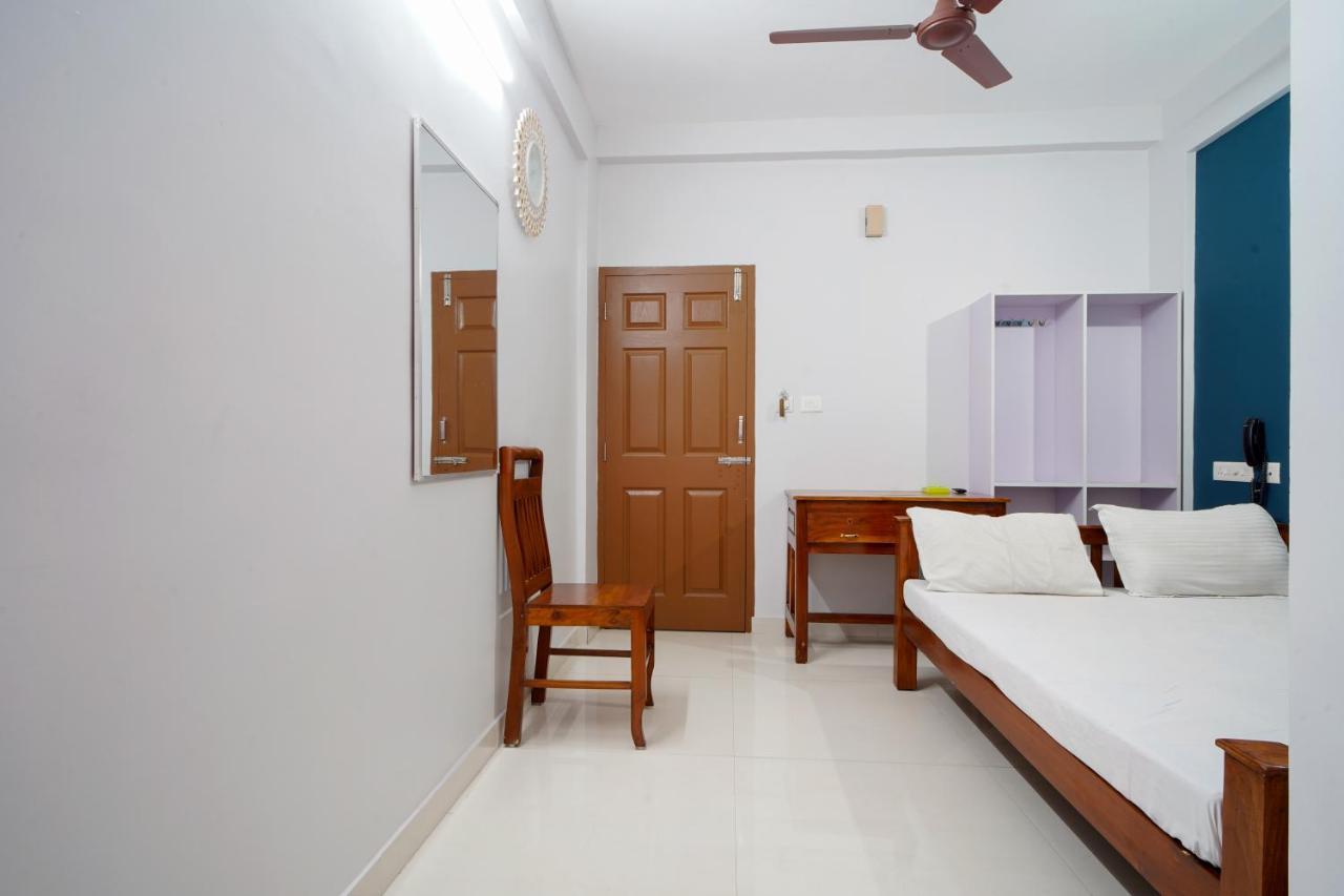 Hotel Reach Residency à Kochi Extérieur photo