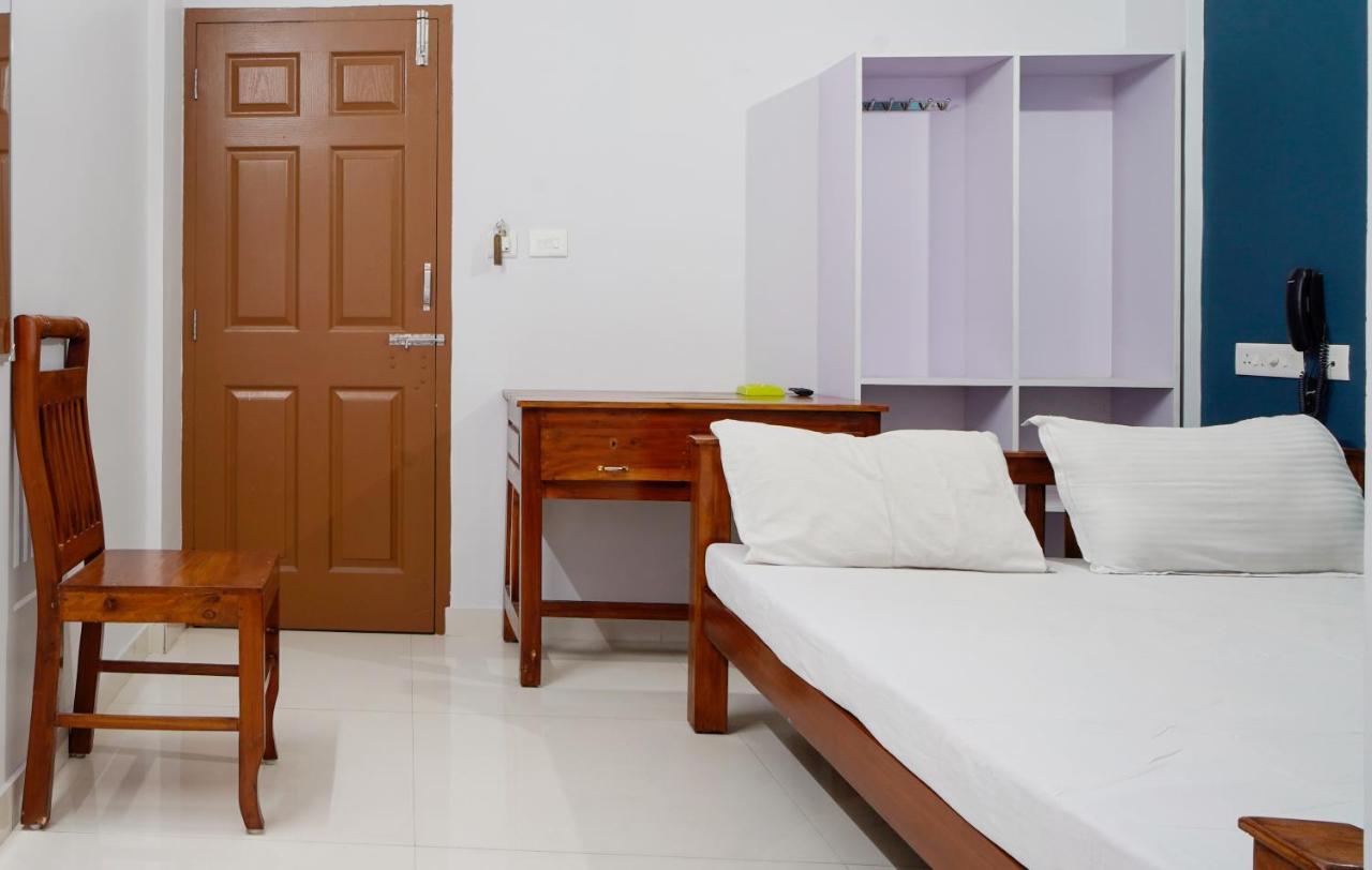 Hotel Reach Residency à Kochi Extérieur photo