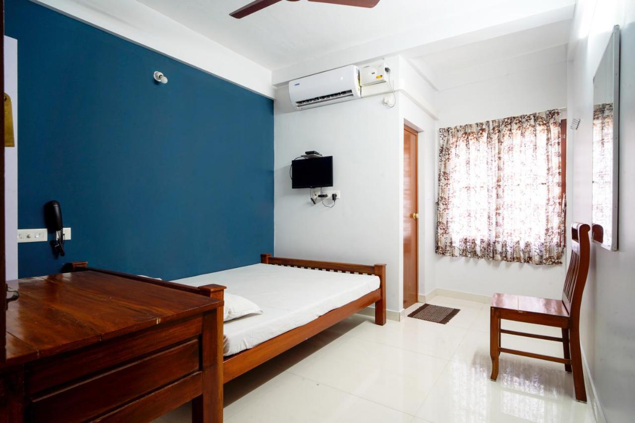 Hotel Reach Residency à Kochi Extérieur photo