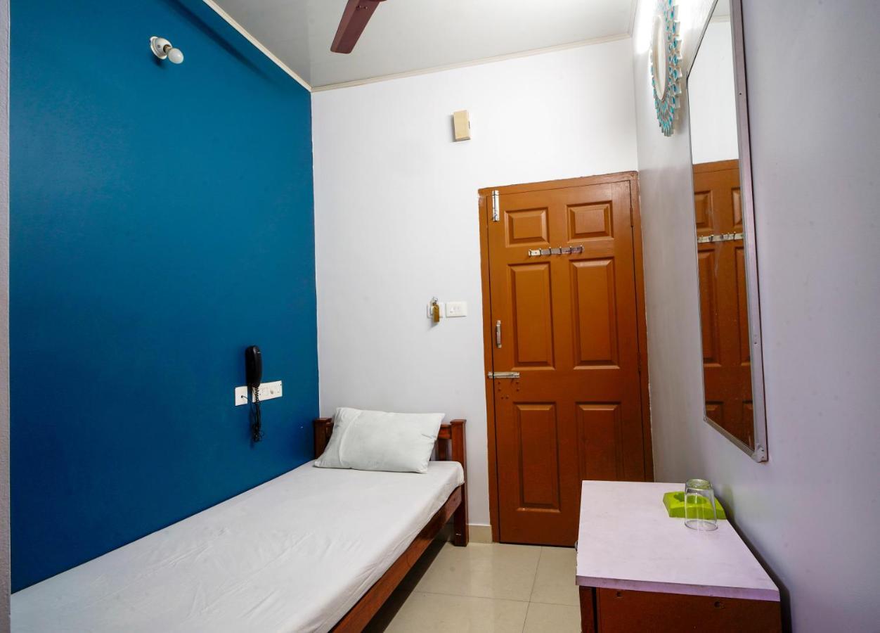 Hotel Reach Residency à Kochi Extérieur photo