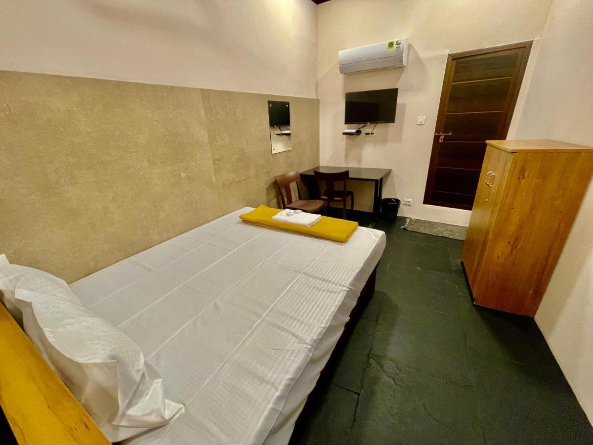 Hotel Reach Residency à Kochi Extérieur photo