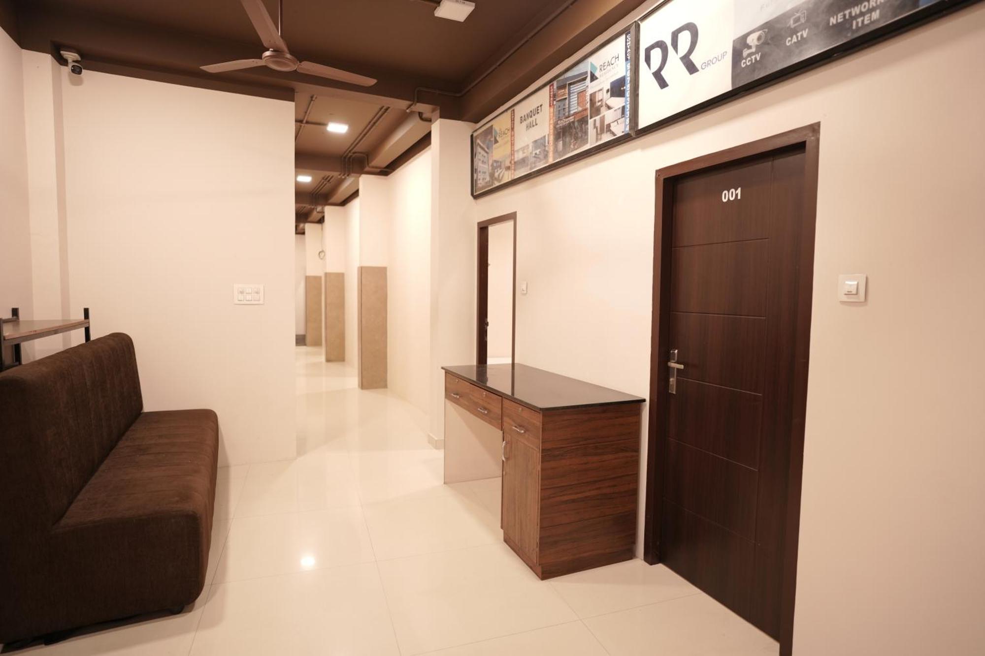 Hotel Reach Residency à Kochi Extérieur photo