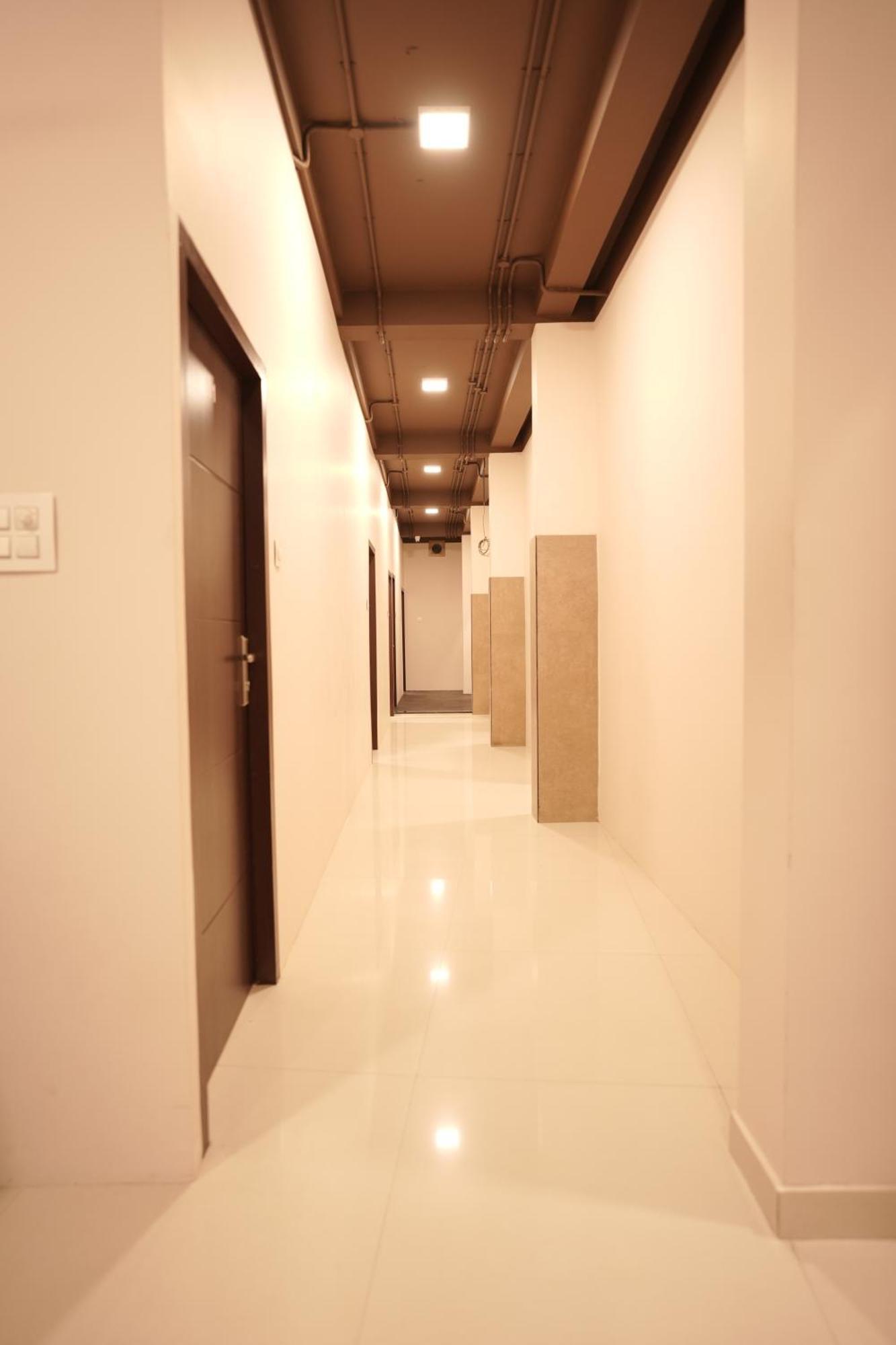 Hotel Reach Residency à Kochi Extérieur photo