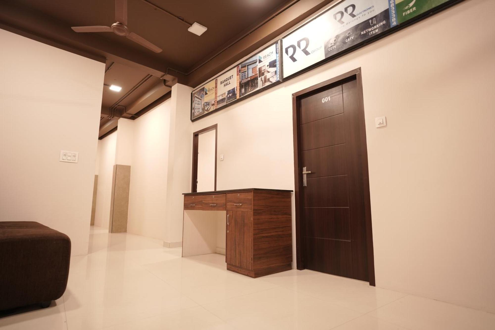 Hotel Reach Residency à Kochi Extérieur photo