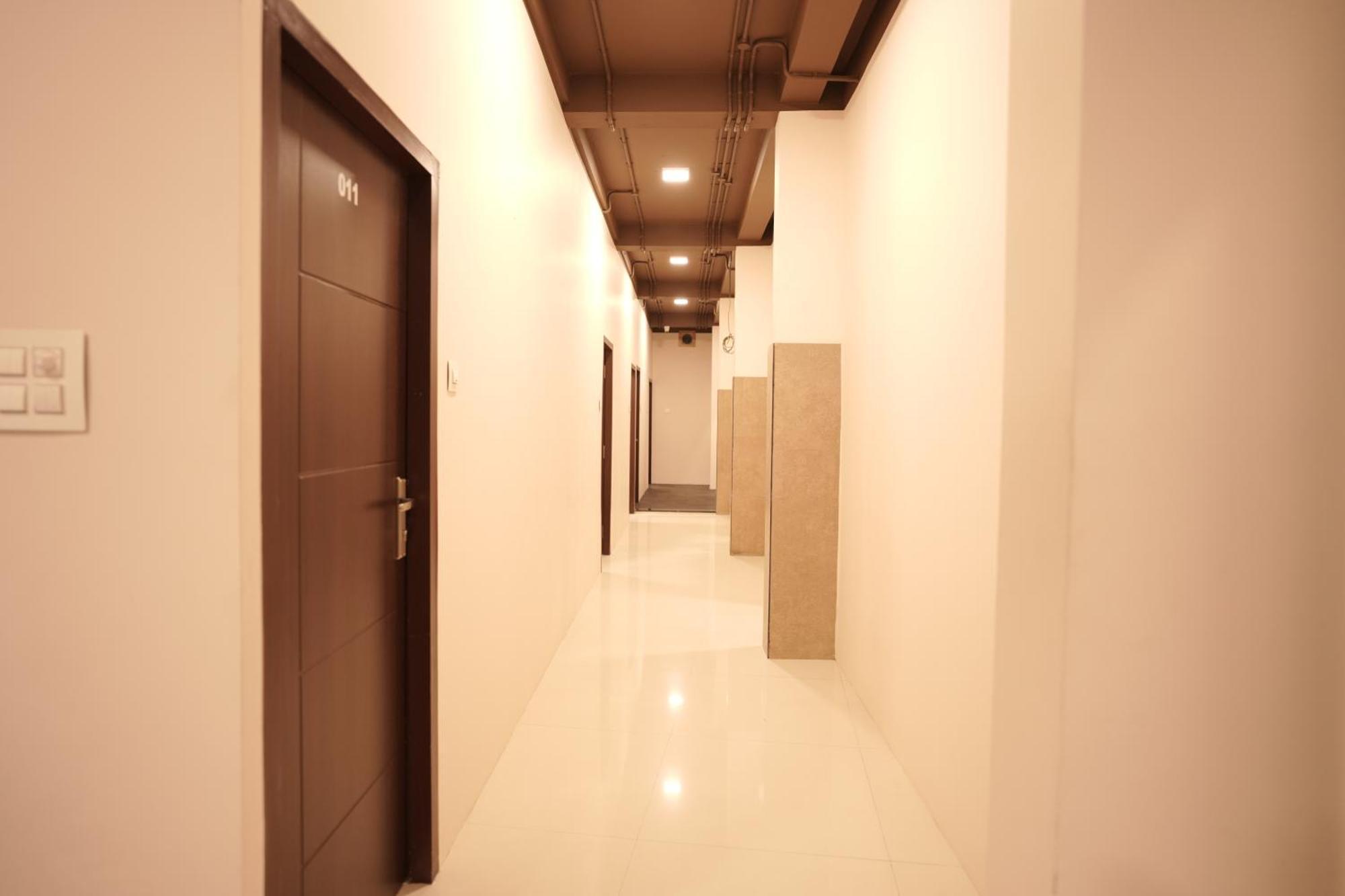 Hotel Reach Residency à Kochi Extérieur photo