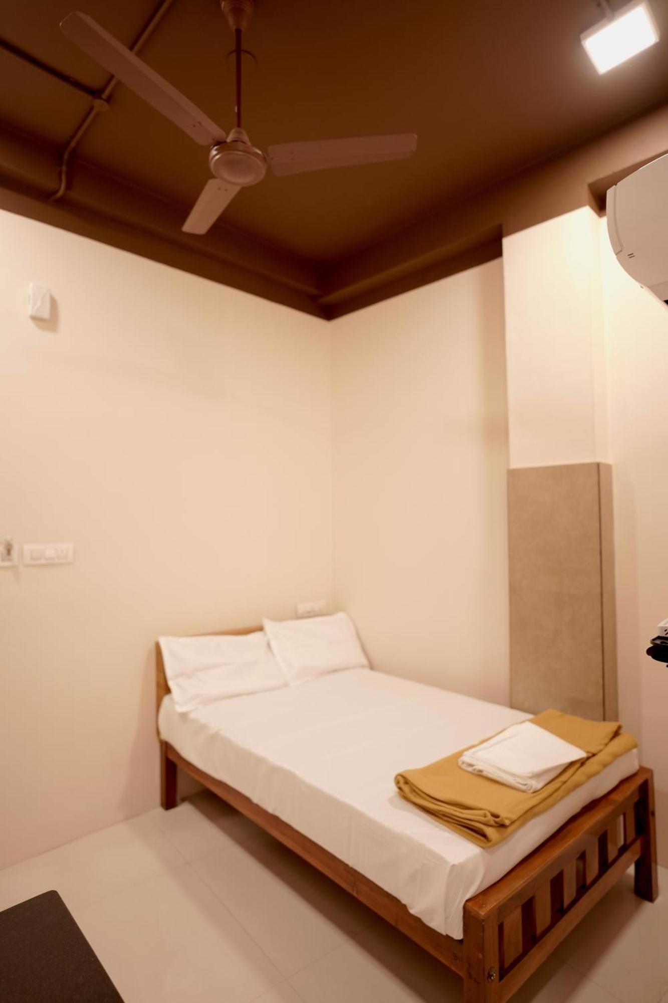 Hotel Reach Residency à Kochi Extérieur photo